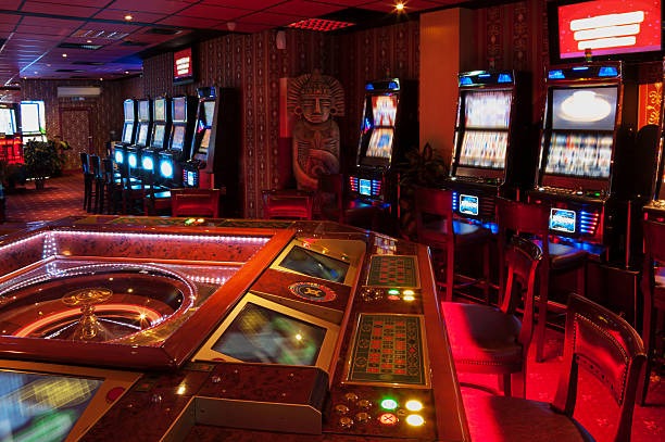 Dragon Hatch slot game interface showing spin controls and payout grid